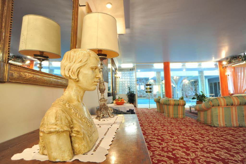 Hotel Ferrari Салсомаджоре Терме Екстериор снимка