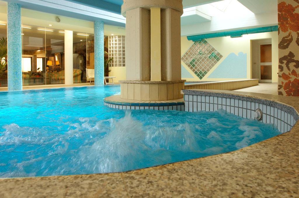 Hotel Ferrari Салсомаджоре Терме Екстериор снимка