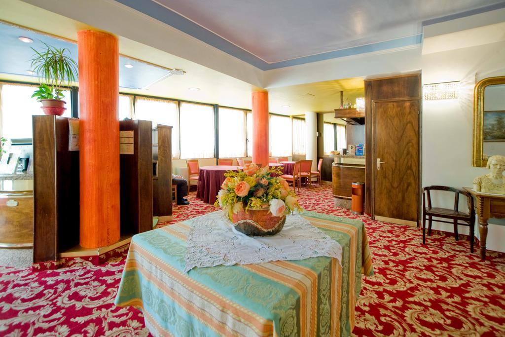 Hotel Ferrari Салсомаджоре Терме Екстериор снимка
