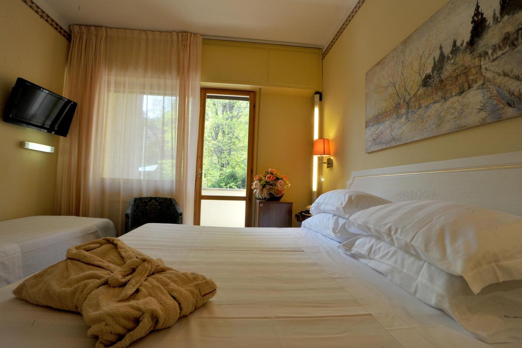 Hotel Ferrari Салсомаджоре Терме Екстериор снимка