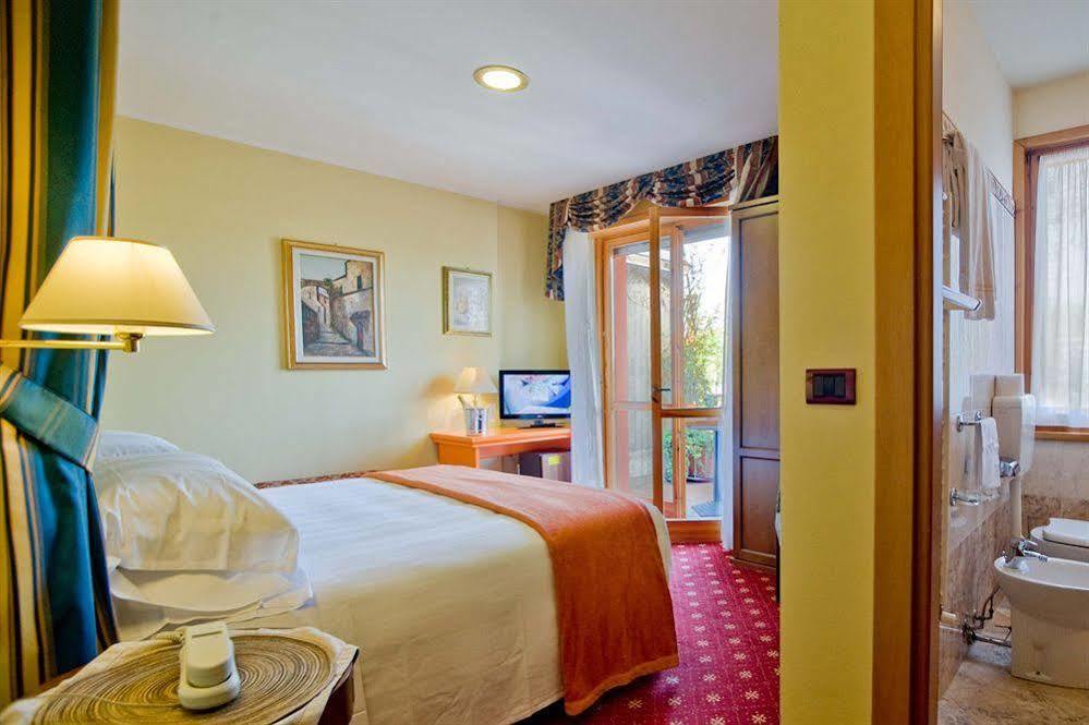 Hotel Ferrari Салсомаджоре Терме Екстериор снимка