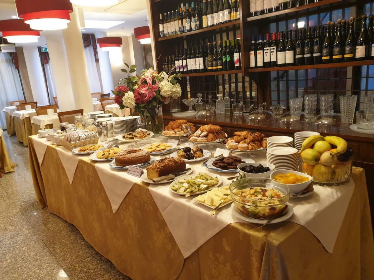 Hotel Ferrari Салсомаджоре Терме Екстериор снимка